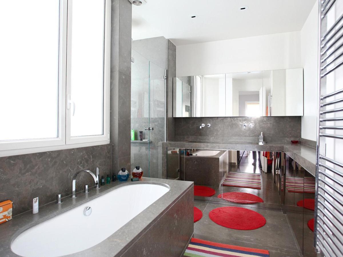 Outstanding 2 Bedrooms With A Terrific Eiffel Tower View パリ エクステリア 写真