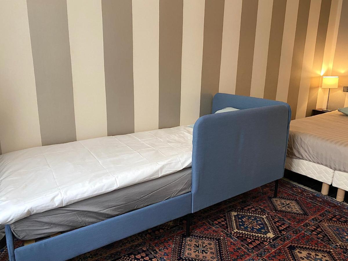 Outstanding 2 Bedrooms With A Terrific Eiffel Tower View パリ エクステリア 写真